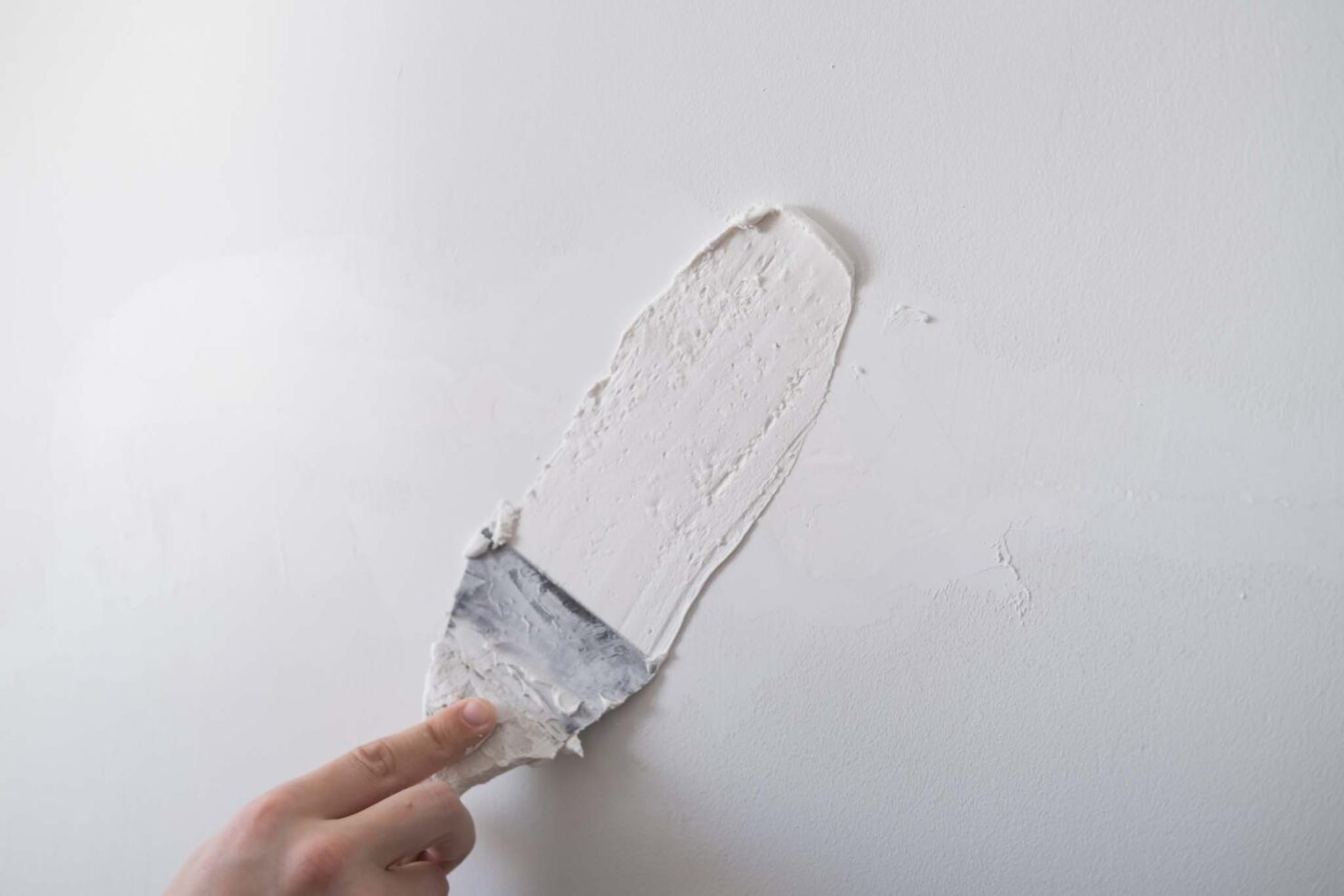 Preparing a wall for wallpaper